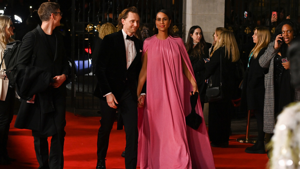 Tom Hiddleston confirma que está noivo da atriz Zawe Ashton