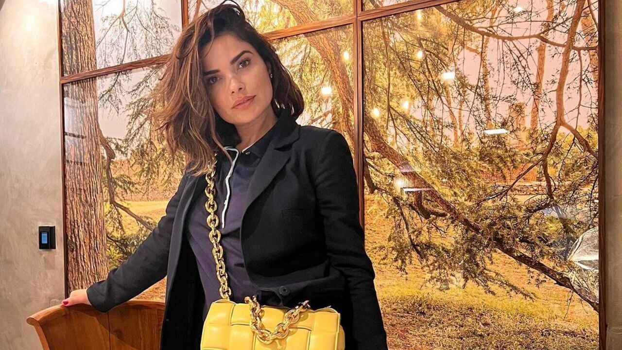 Com seu novo visual, Vanessa Giácomo aposta em look decotado e chama a atenção