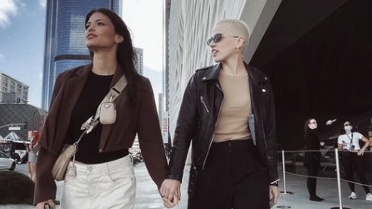 Vitória Strada conta que tomou iniciativa com a noiva Marcella Rica