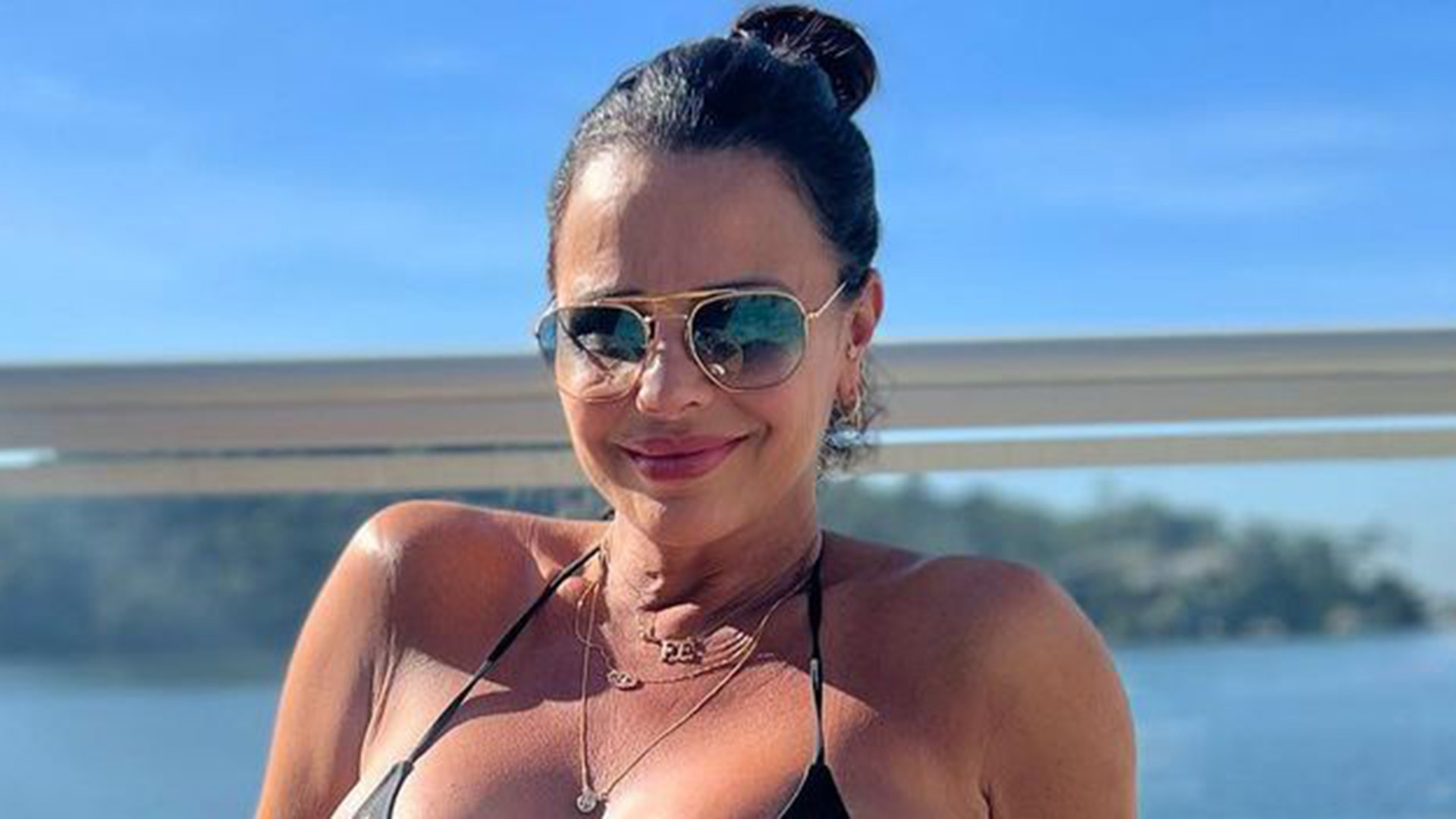 Grávida, Viviane Araújo surge só de biquíni em nova selfie