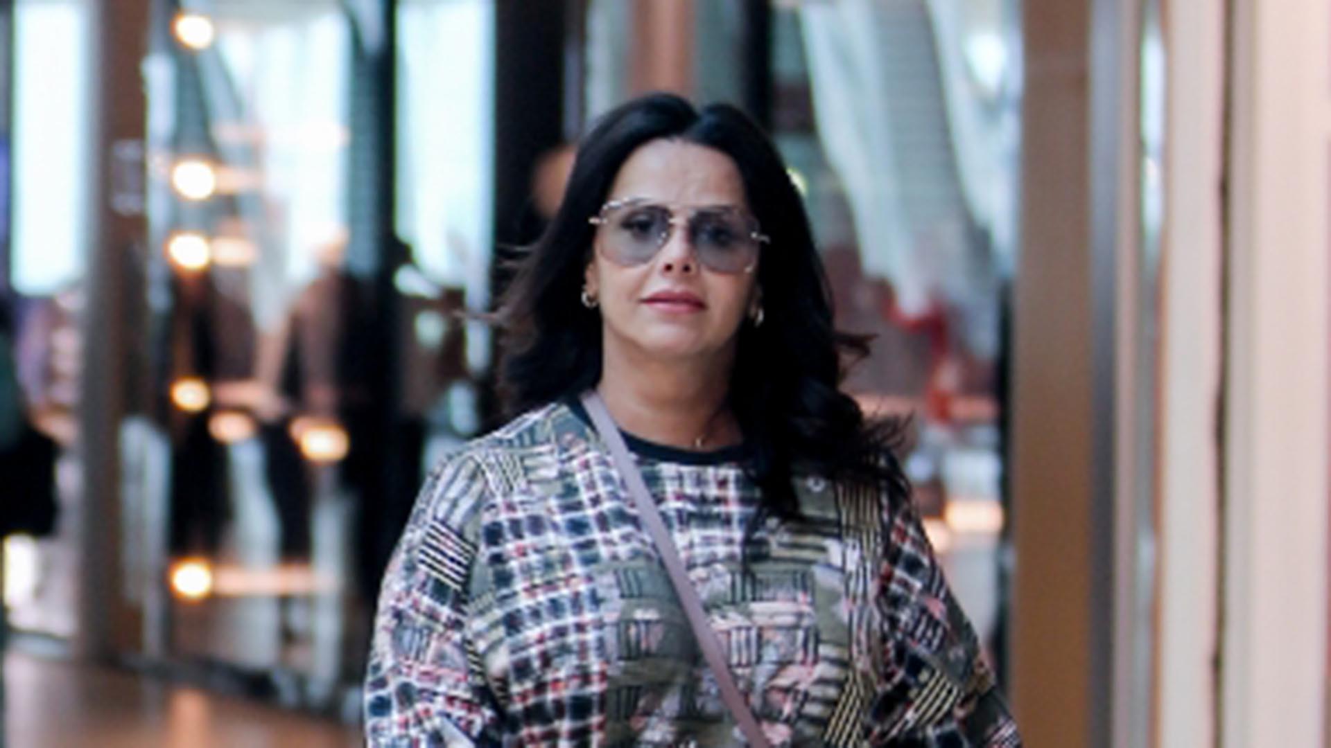 Grávida, Viviane Araújo exibe a barriguinha em dia no shopping