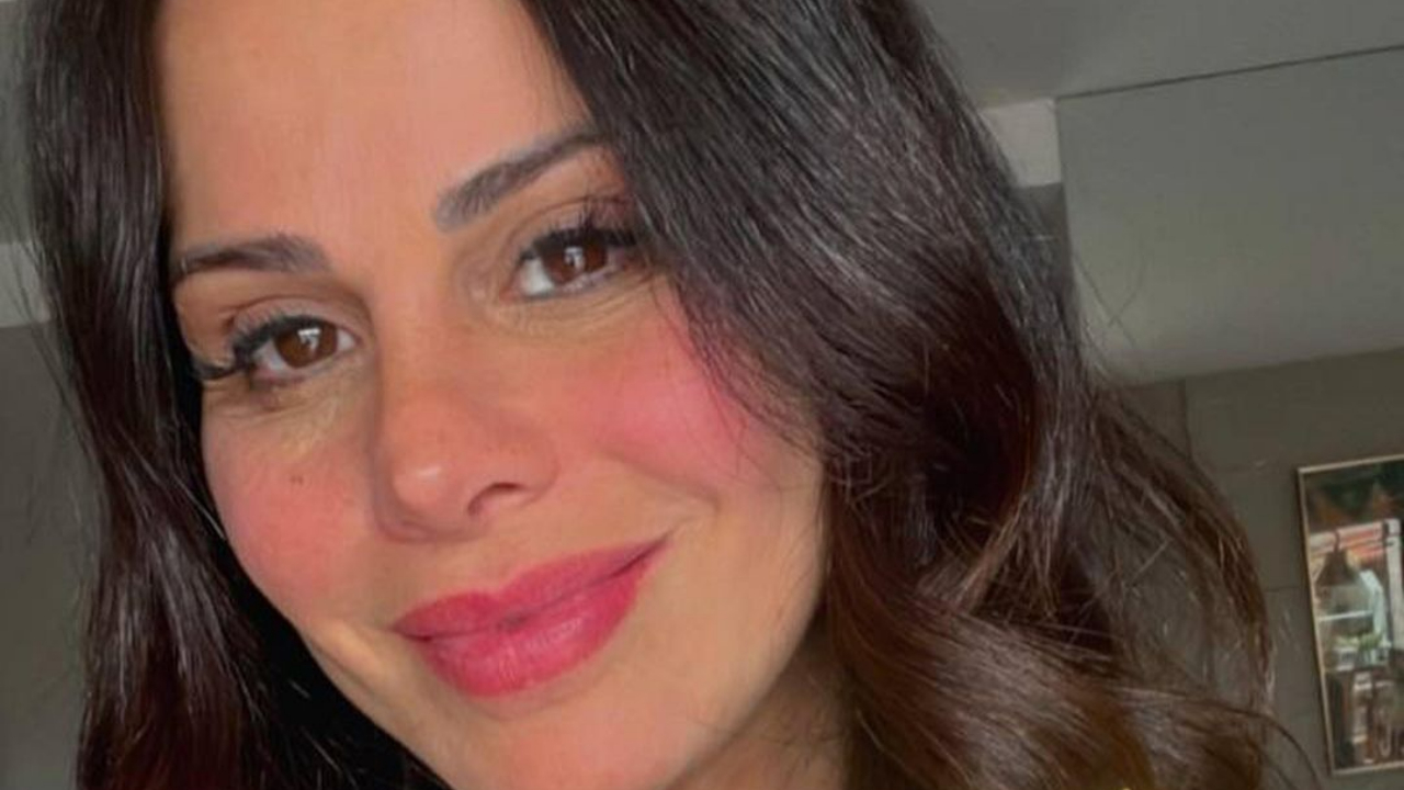 Em clima de TBT, Viviane Araújo relembra ensaio de Carnaval no Salgueiro: ”Bateu saudade disso!”