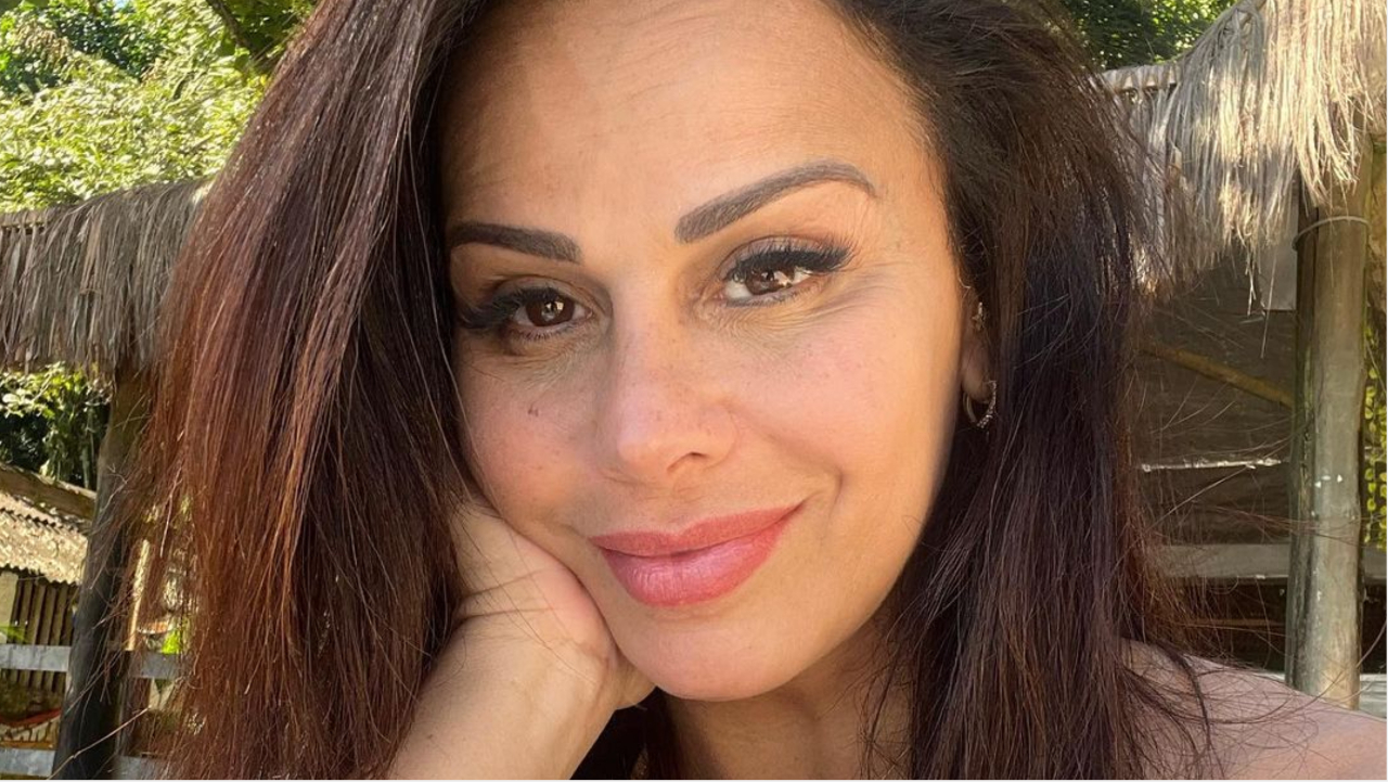 De biquíni, Viviane Araujo exibe o barrigão na praia: ”Mamãe mais linda!”