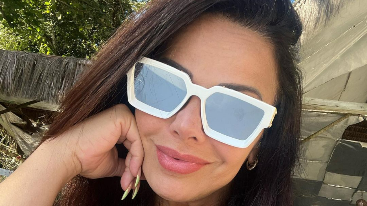 Viviane Araújo exibe barrigão ao receber café da manhã especial na piscina