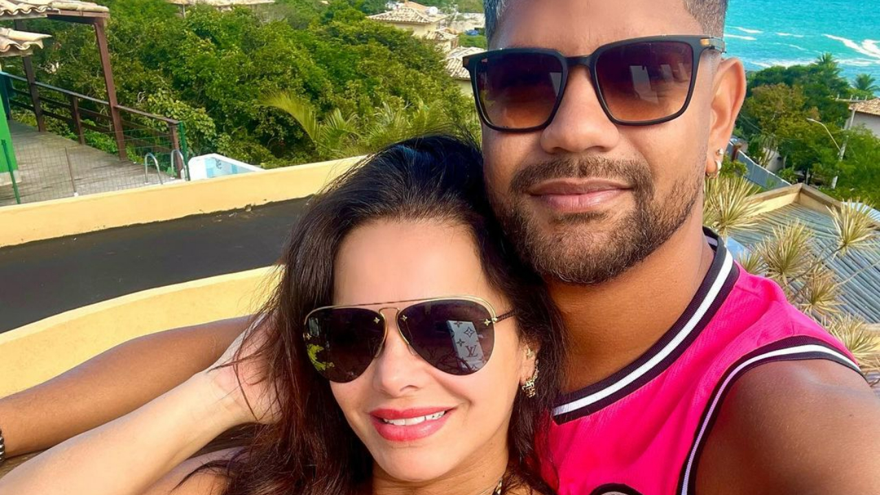 Viviane Araújo exibe barrigão ao surgir coladinha com Guilherme Militão na praia: ”Papais do Joaquim”