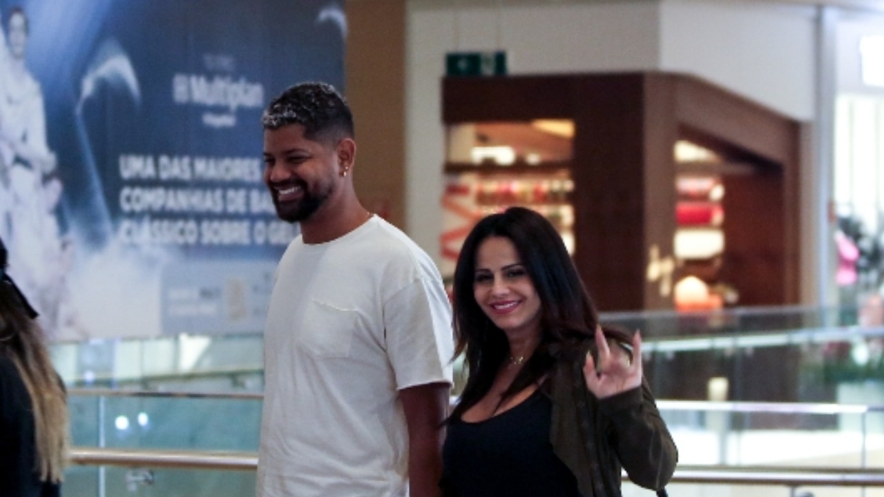 Grávida de 6 meses, Viviane Araujo exibe barrigão em passeio com o marido no Rio