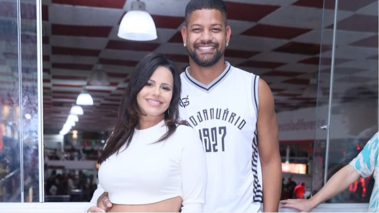 Grávida de 7 meses, Viviane Araujo exibe barrigão ao lado do marido em feijoada do Salgueiro