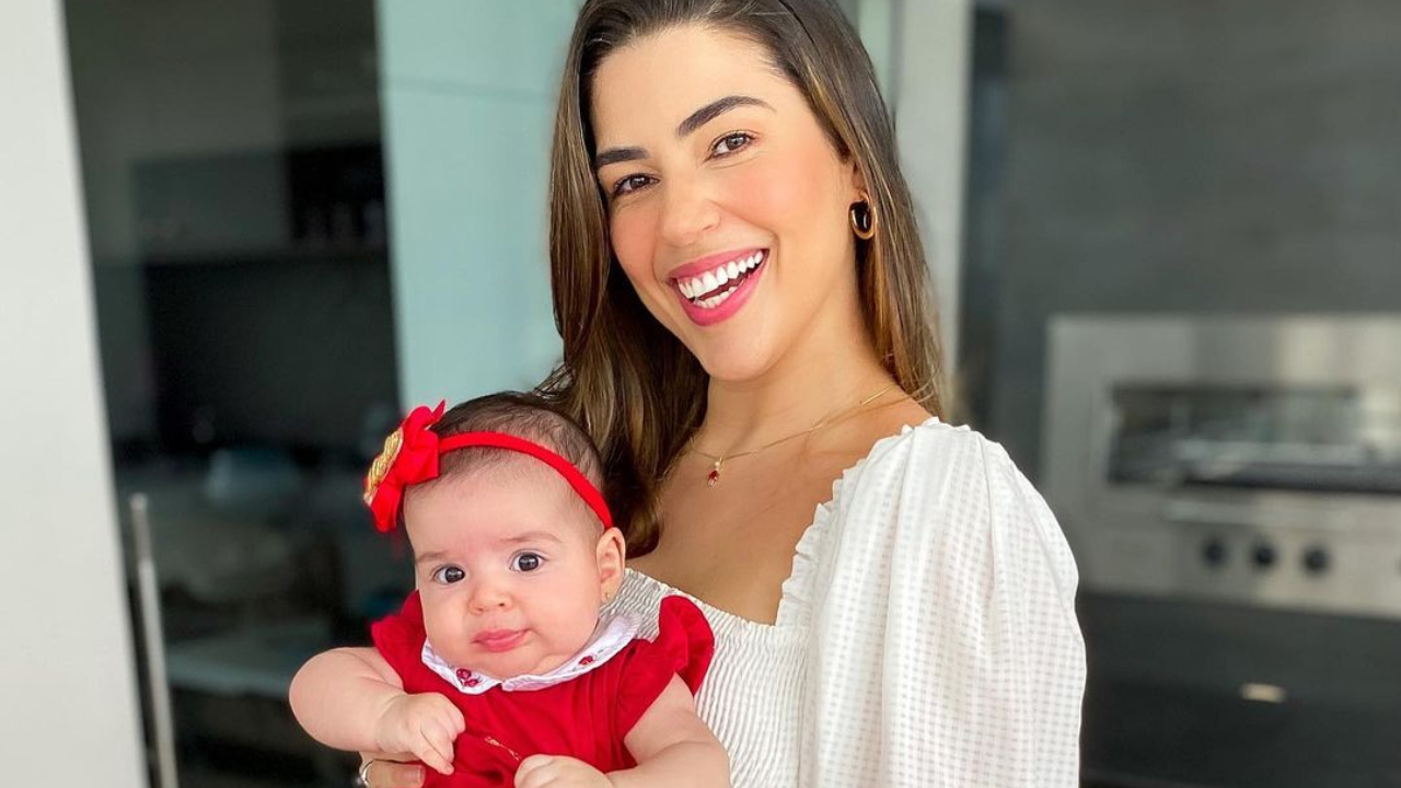Vivian Amorim e a filha de 4 meses surgem usando biquínis iguais em registros perfeitos