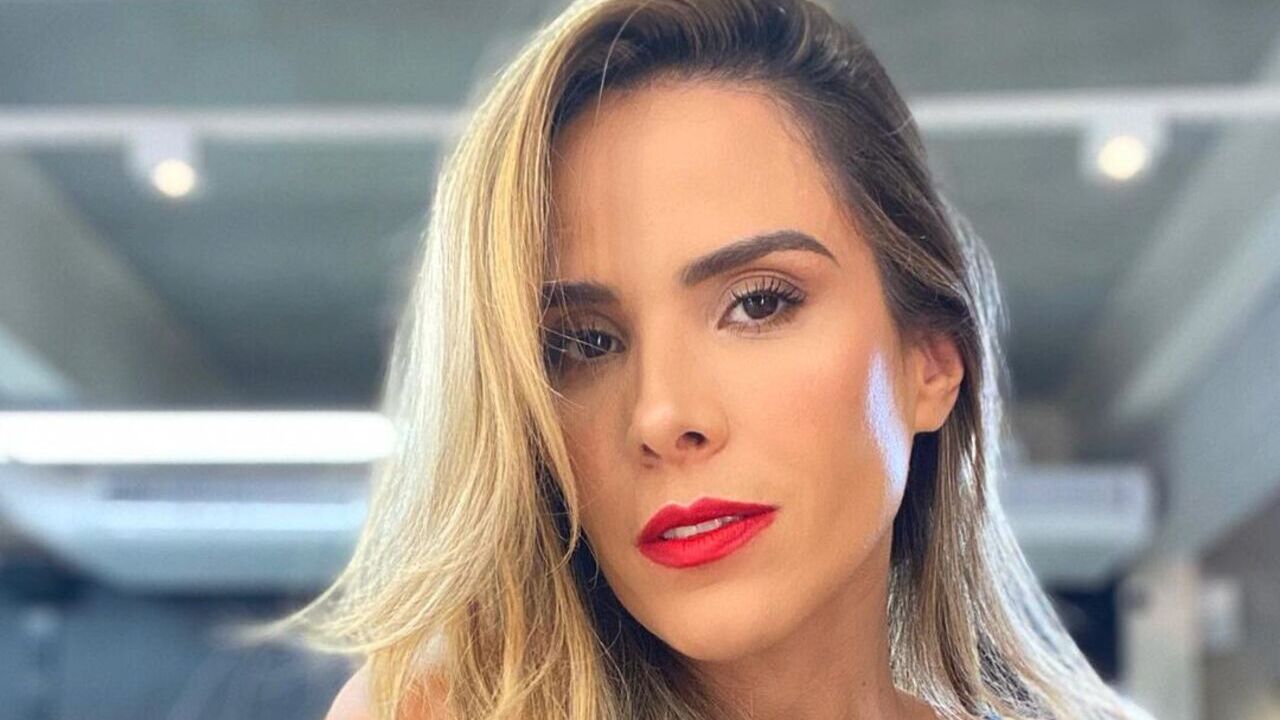 Wanessa Camargo surge arrasadora com micro vestido decotado