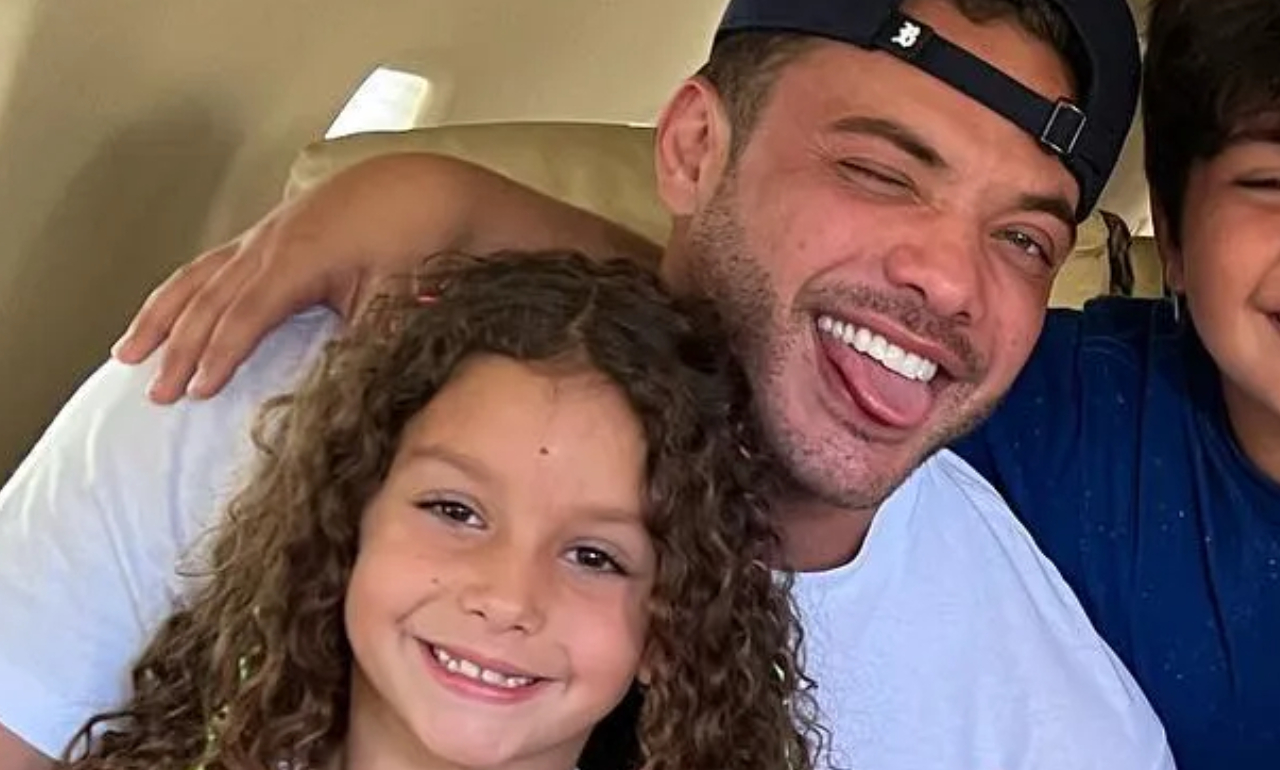Wesley Safadão se apresenta em show com a filha, Ysis, e encanta a web: ”Que dupla”