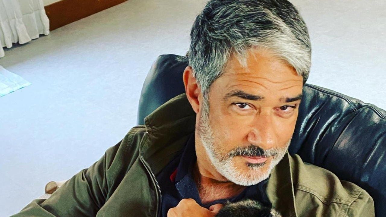 William Bonner publica selfie na redação do Jornal Nacional e declara: ”De volta”