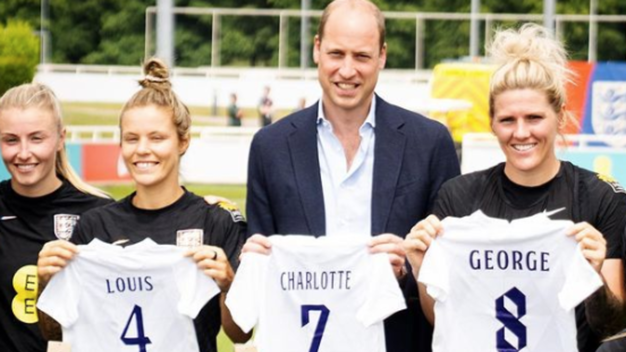 Príncipe William faz visita real à time de futebol feminino e volta com presentes para os filhos