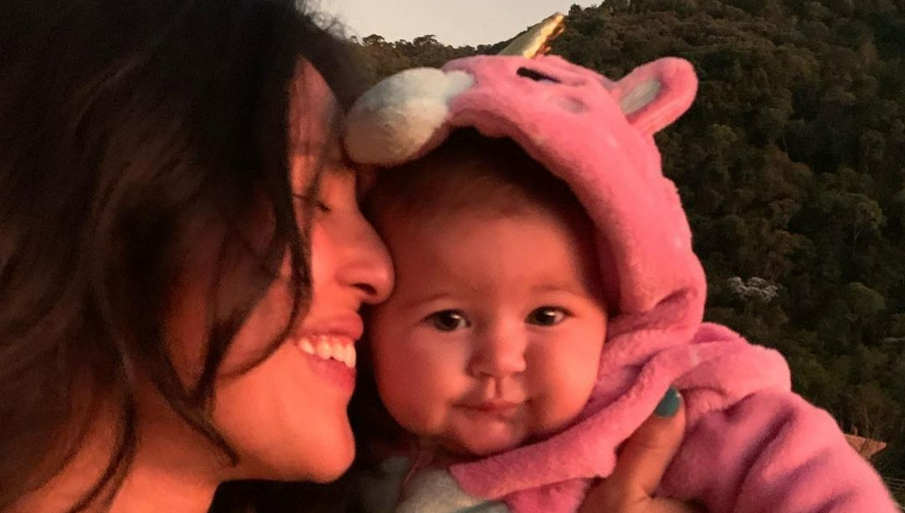 Yanna Lavigne compara fotos da filha, Amélia quando era recém nascida e atualmente: ”Cresceu”