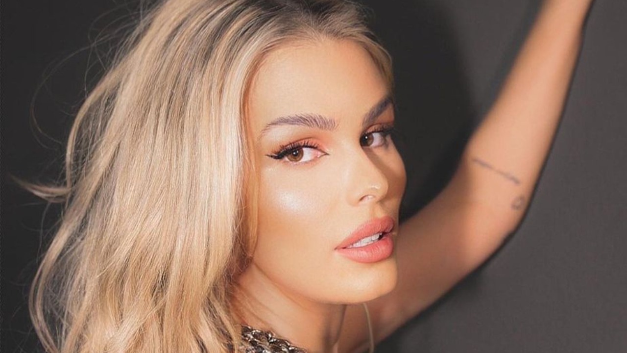 Yasmin Brunet deixa shape sarado à mostra em look preto e arranca elogios: ”Sereia linda”