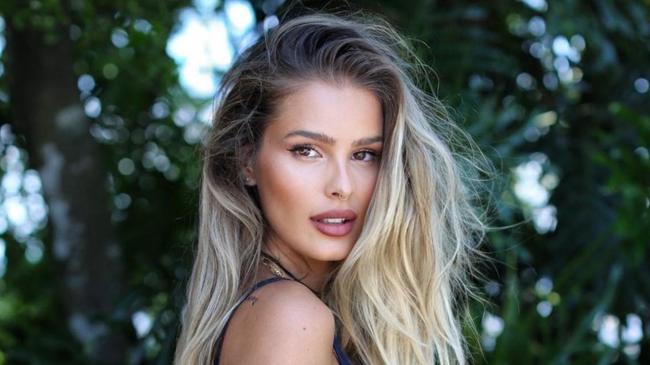 Yasmin Brunet surge com look ousado e deixa tatuagem íntima à mostra: ”Que musa!”