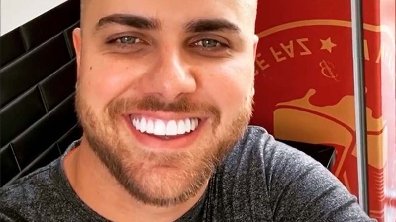 Zé Neto anuncia volta aos palcos após mostrar raio-x da costela recuperada: ”Estamos de volta!”