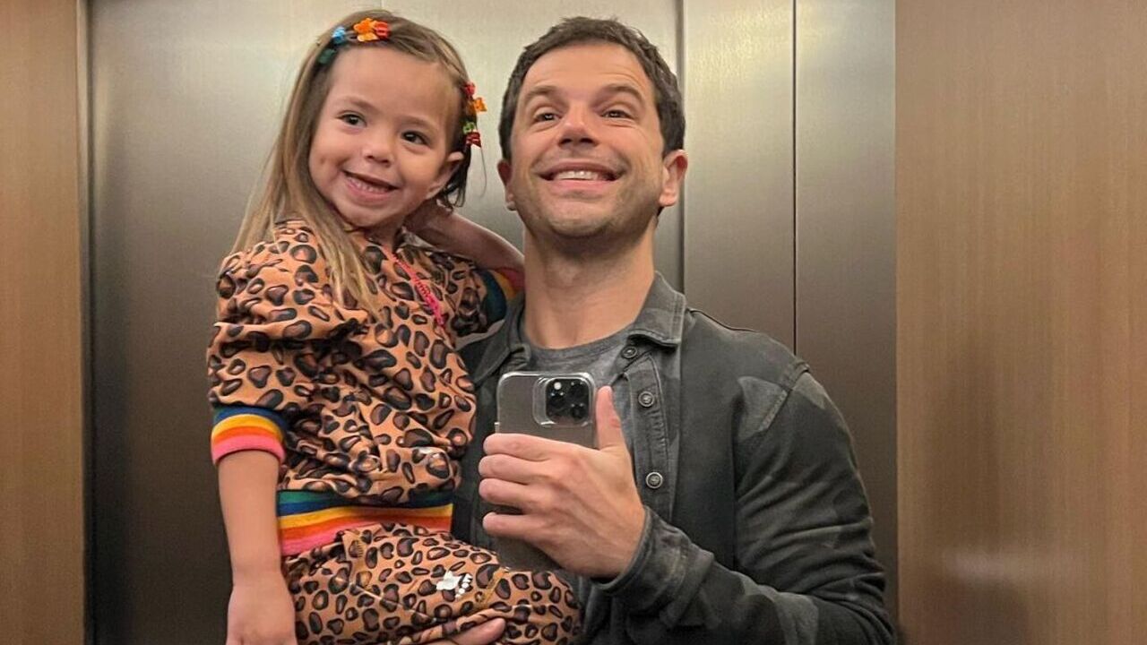 Duda Nagle encanta ao surgir com Zoe toda estilosa fazendo caretas