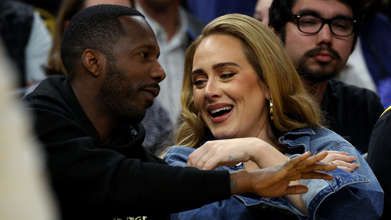 Adele aparece ao lado do namorado em jogo de basquete nos Estados Unidos
