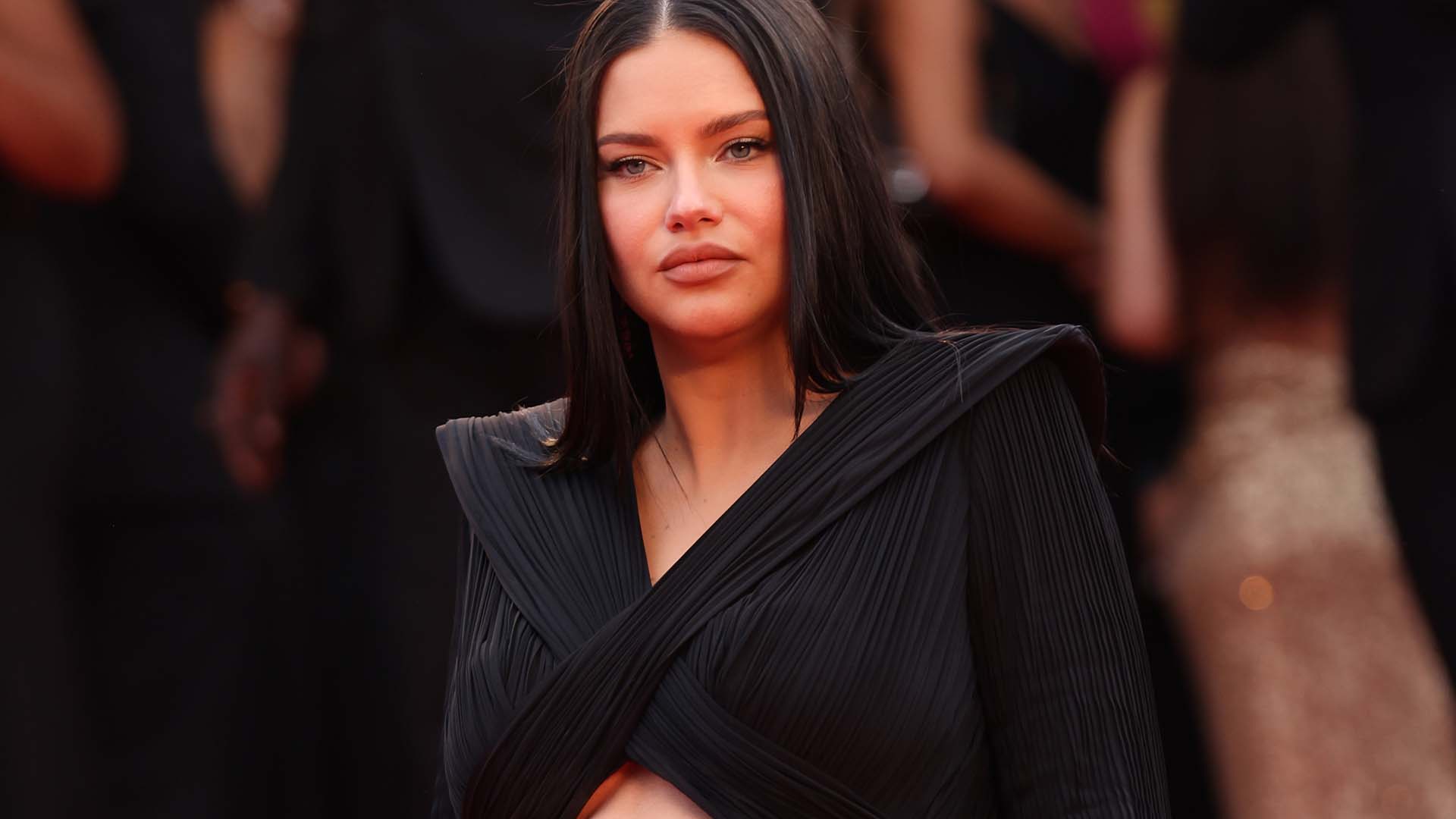 Grávida, Adriana Lima exibe o barrigão no tapete vermelho de Cannes