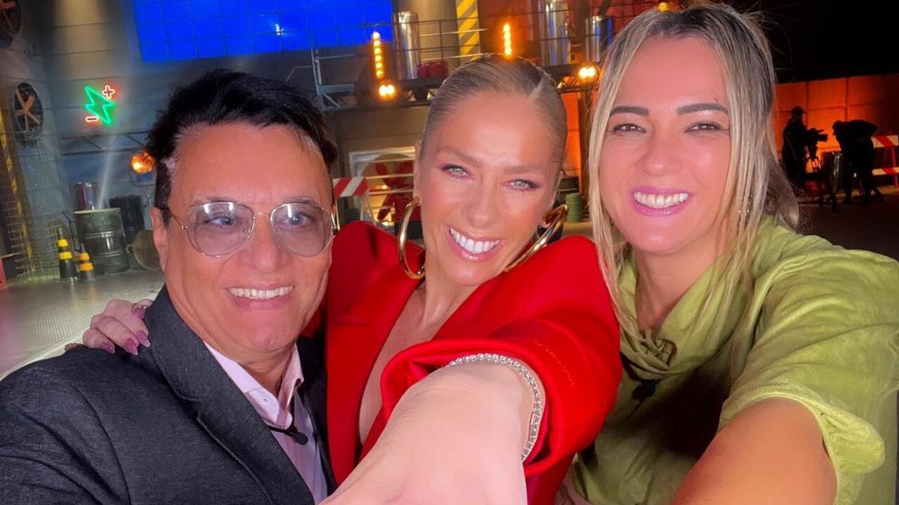 Adriane Galisteu faz foto com casal eliminado do Power Couple e web reage: ”Foram tarde”