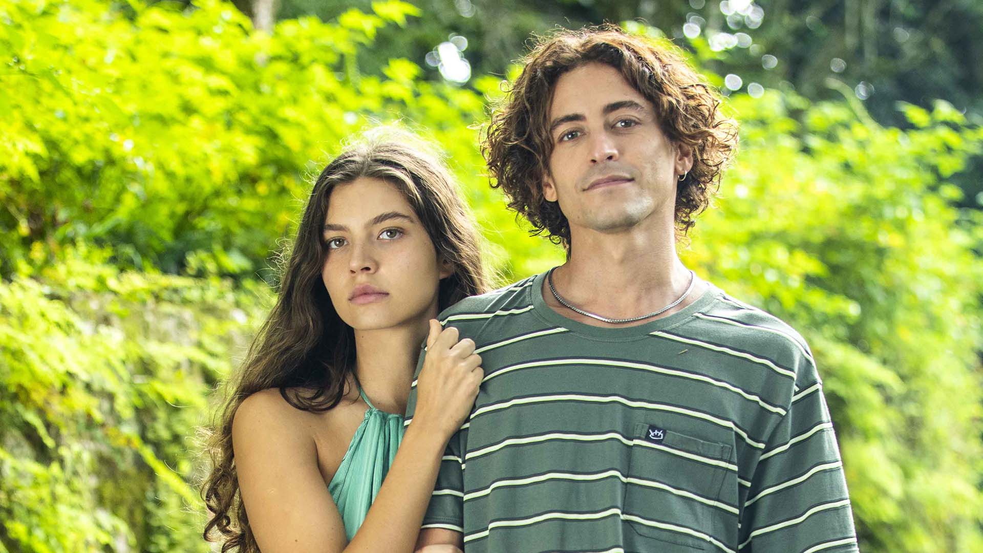 Alanis Guillen e Jesuíta Barbosa se beijam nos bastidores de Pantanal