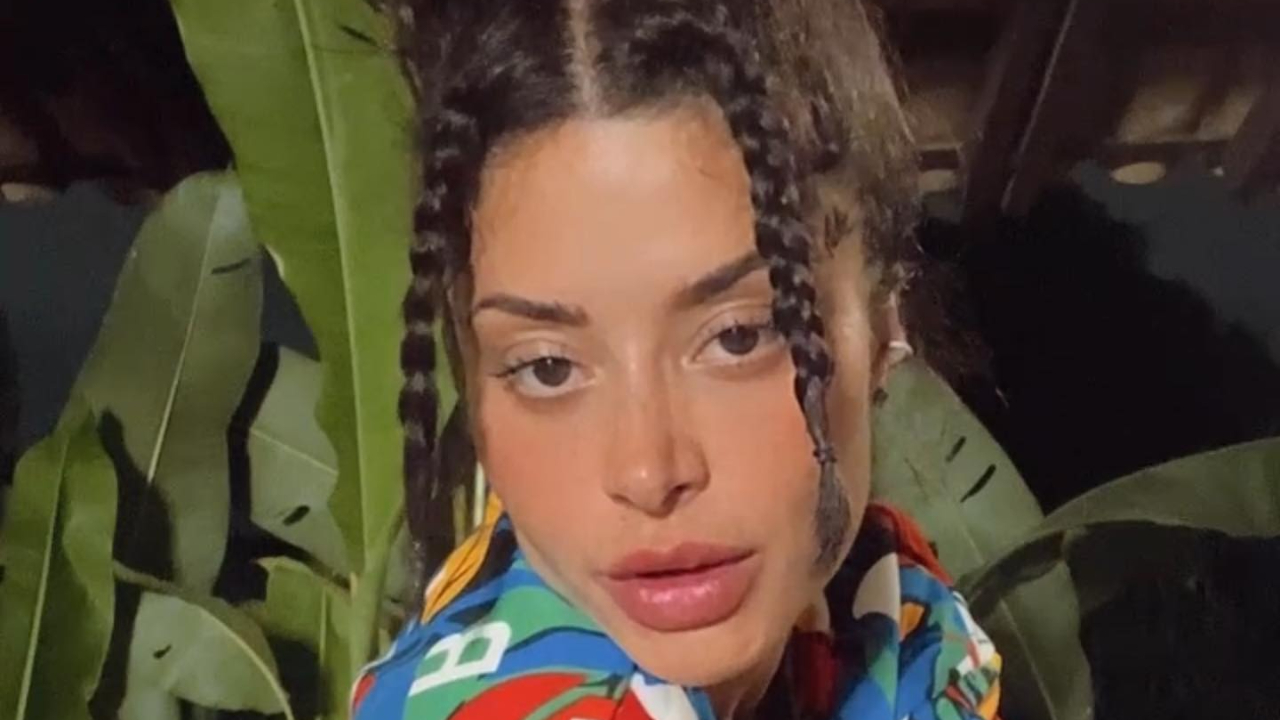 Mesmo no frio, Aline Campos surge de biquíni e impressiona a web