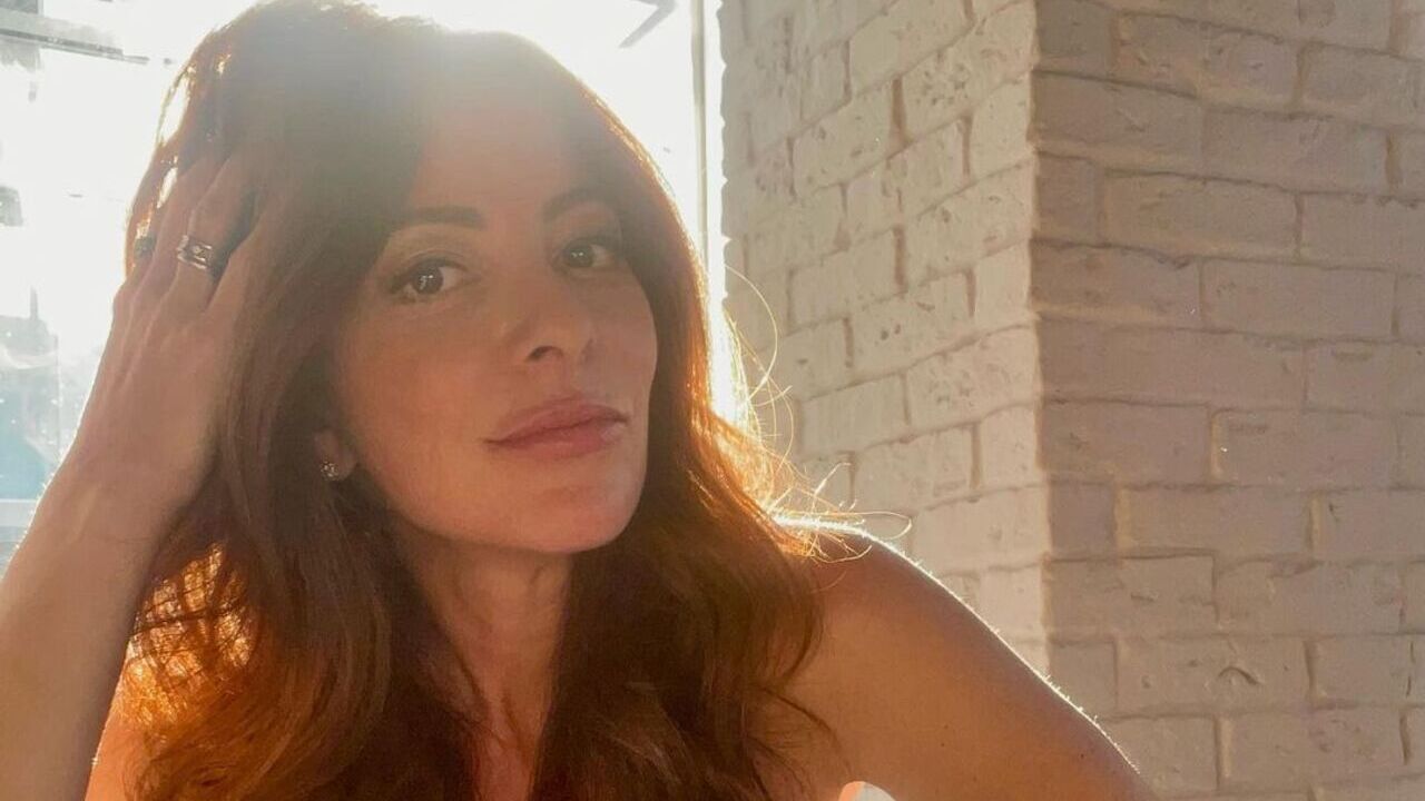 Ana Paula Padrão surpreende ao exibir pernão torneado em foto no tapete