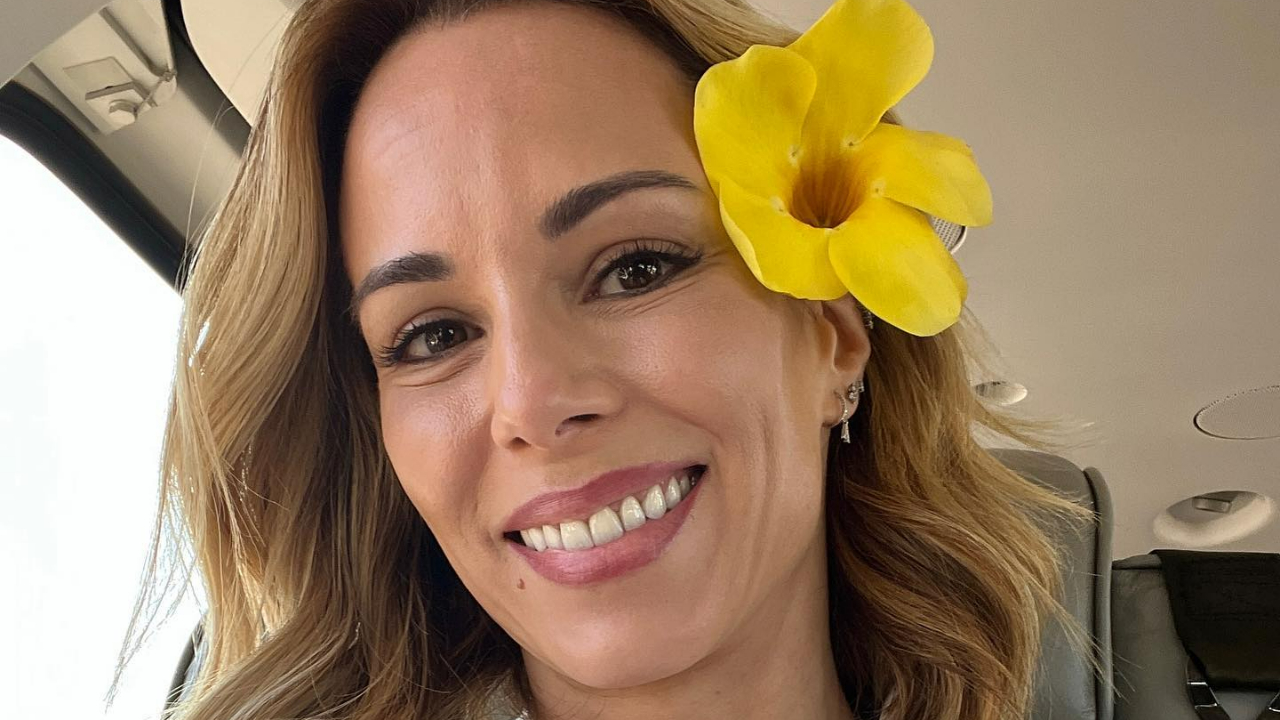 Ana Furtado recebe elogios dos fãs ao publicar clique encantador com flor na cabeça: ”Abusando da beleza!”