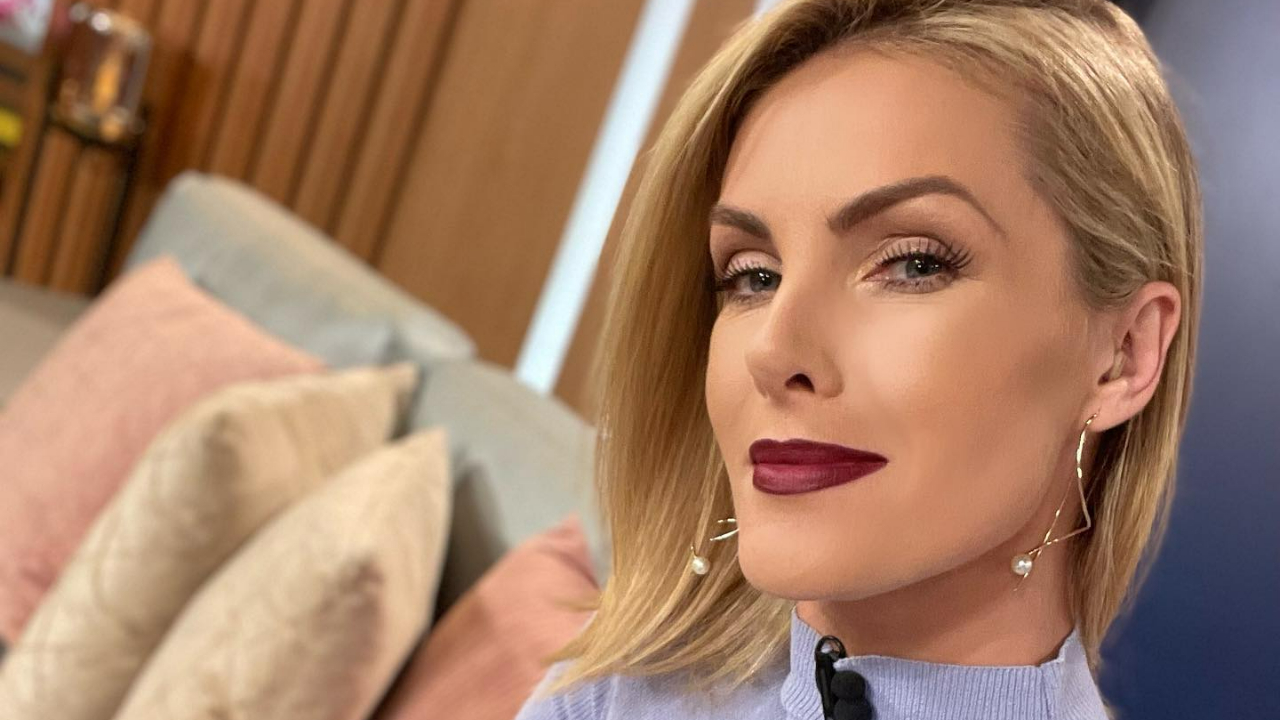 Ana Hickmann aposta em conjunto coladinho e make poderosa para apresentação do ‘Hoje em Dia’