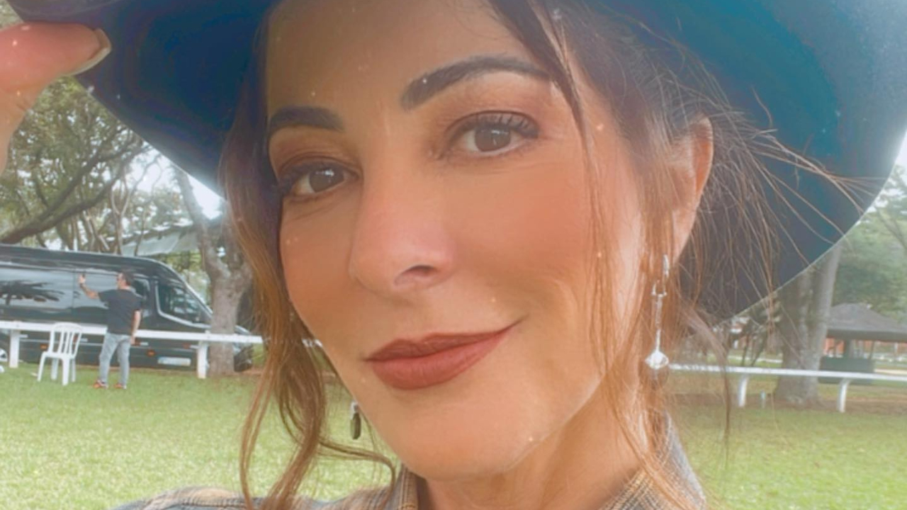 Aos 56 anos, Ana Paula Padrão conversa sobre seu estilo: ”Visto meu bom senso”