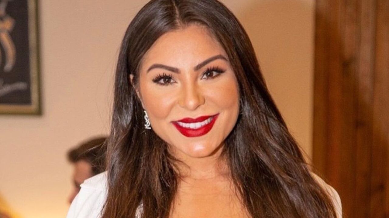 Andressa Ferreira exibe novo silicone em vestido decotado