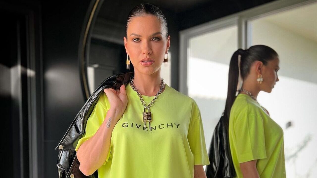 Só de camiseta, Andressa Suita exibe pernões em look cheio de atitude