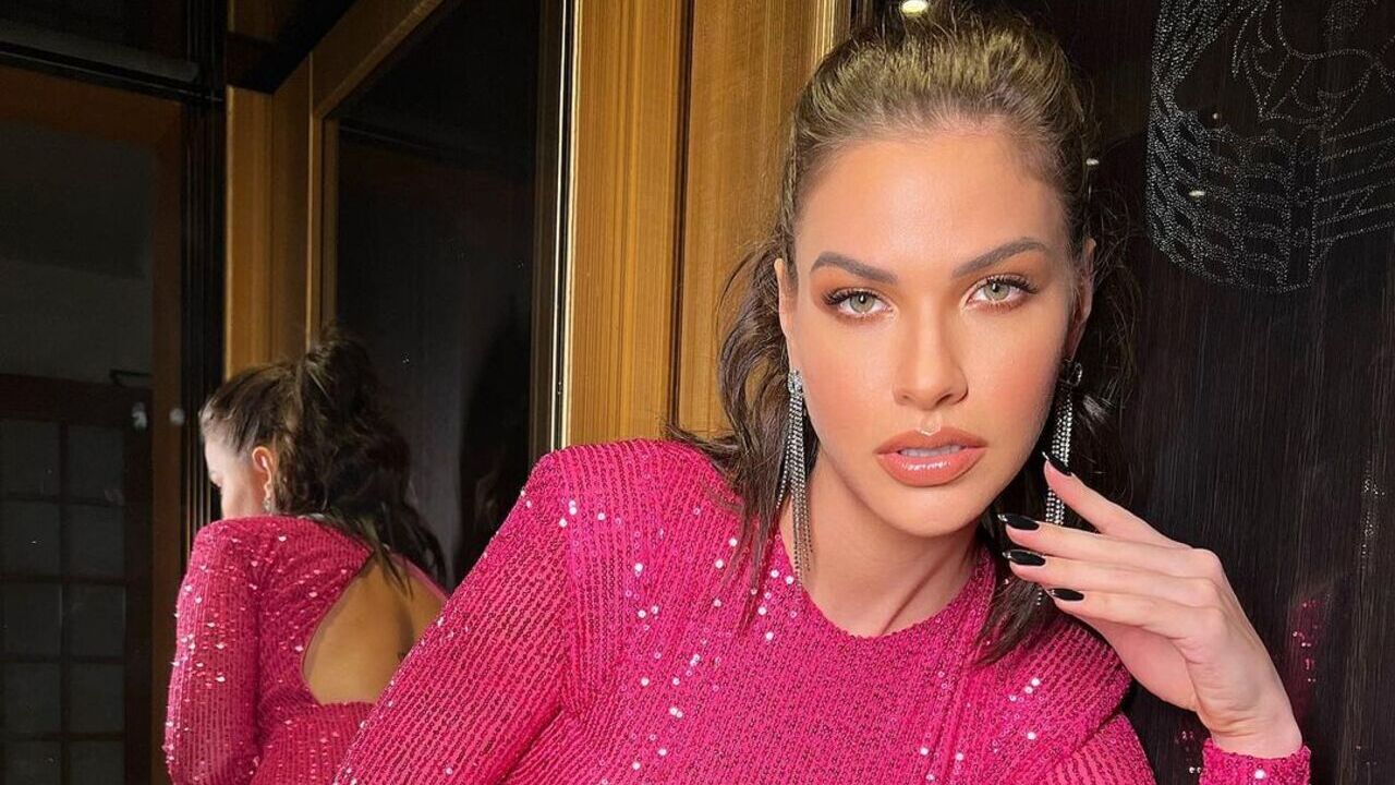 Andressa Suita impressiona ao deixar corpaço evidente em micro vestido