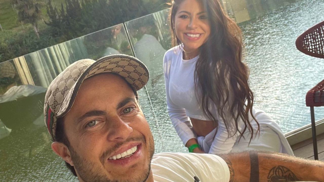Andressa Ferreira posta selfies com Thammy Miranda e brinca: ”Pra me esquentar nesse friozinho”