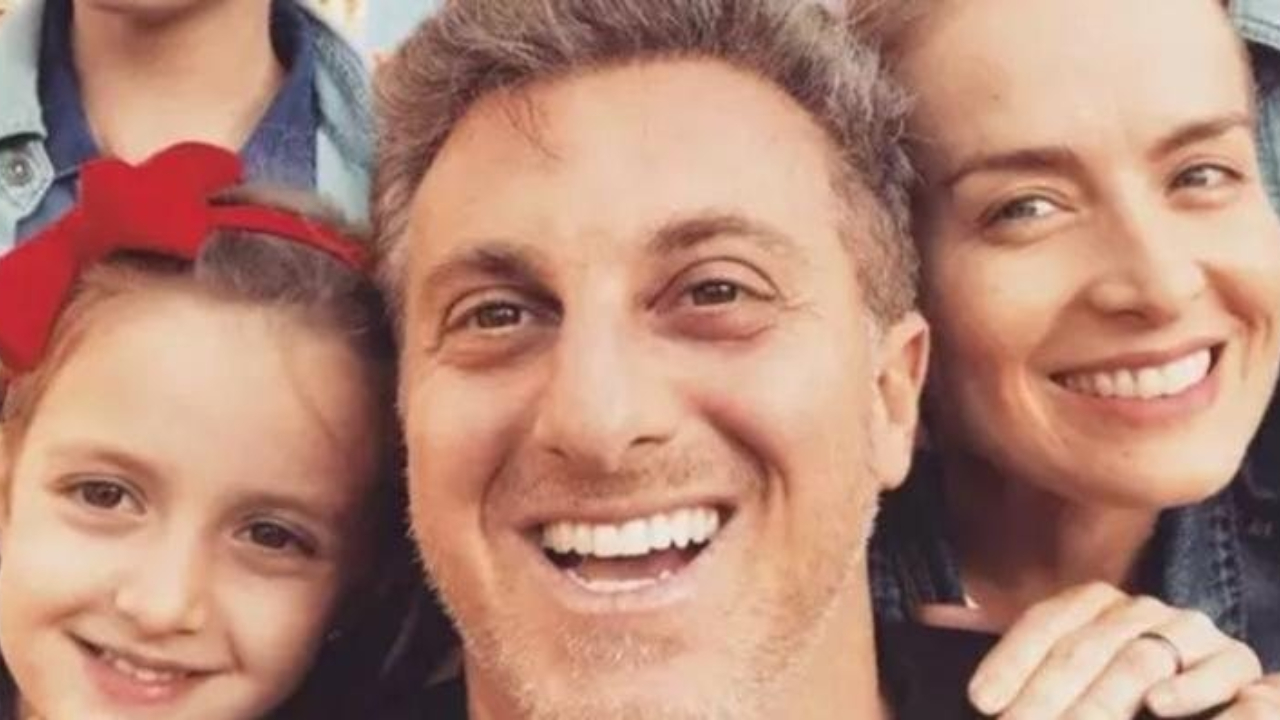 Angélica e Luciano Huck vão ao teatro com Eva e simpatia da filha rouba a cena