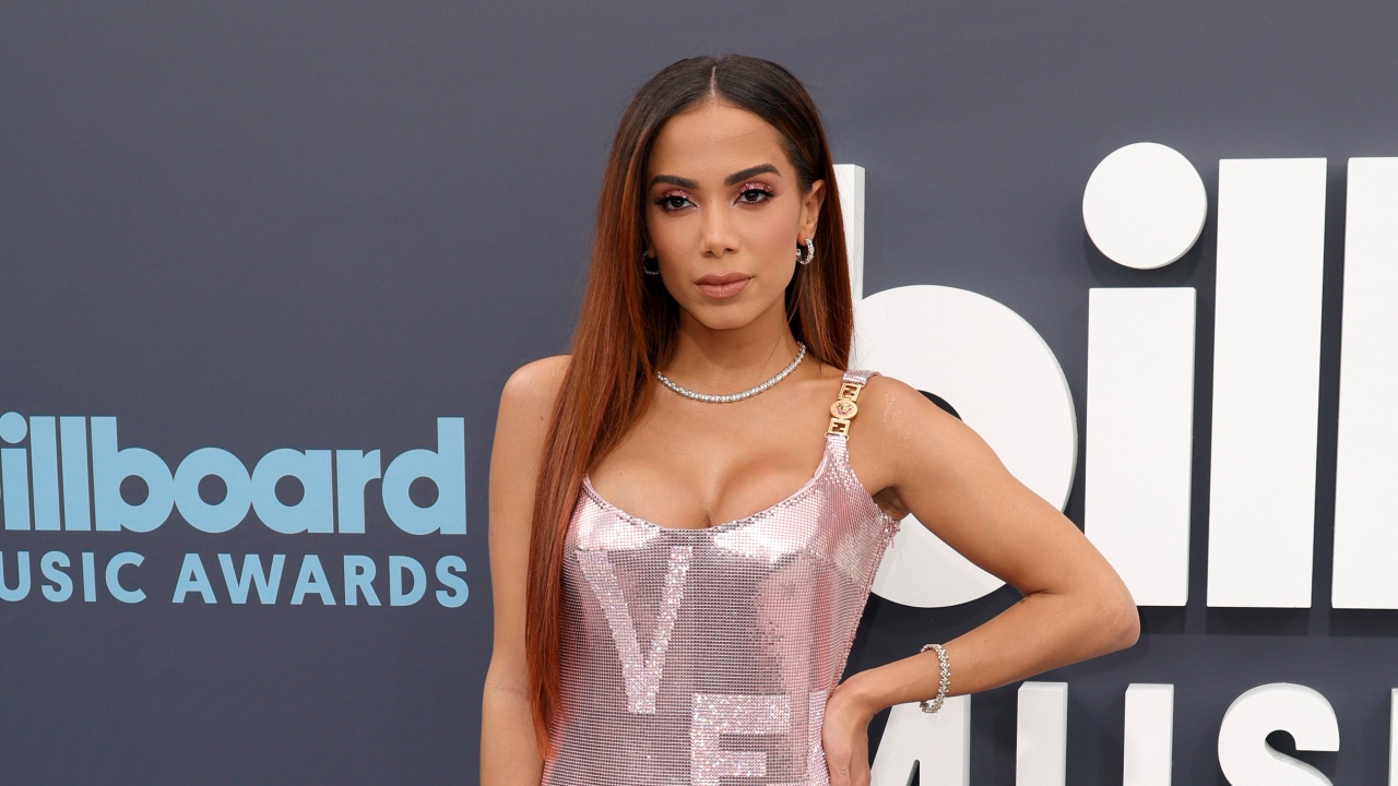 Anitta usa vestido de metal avaliado em mais de R$ 263 mil no Billboard Music Awards