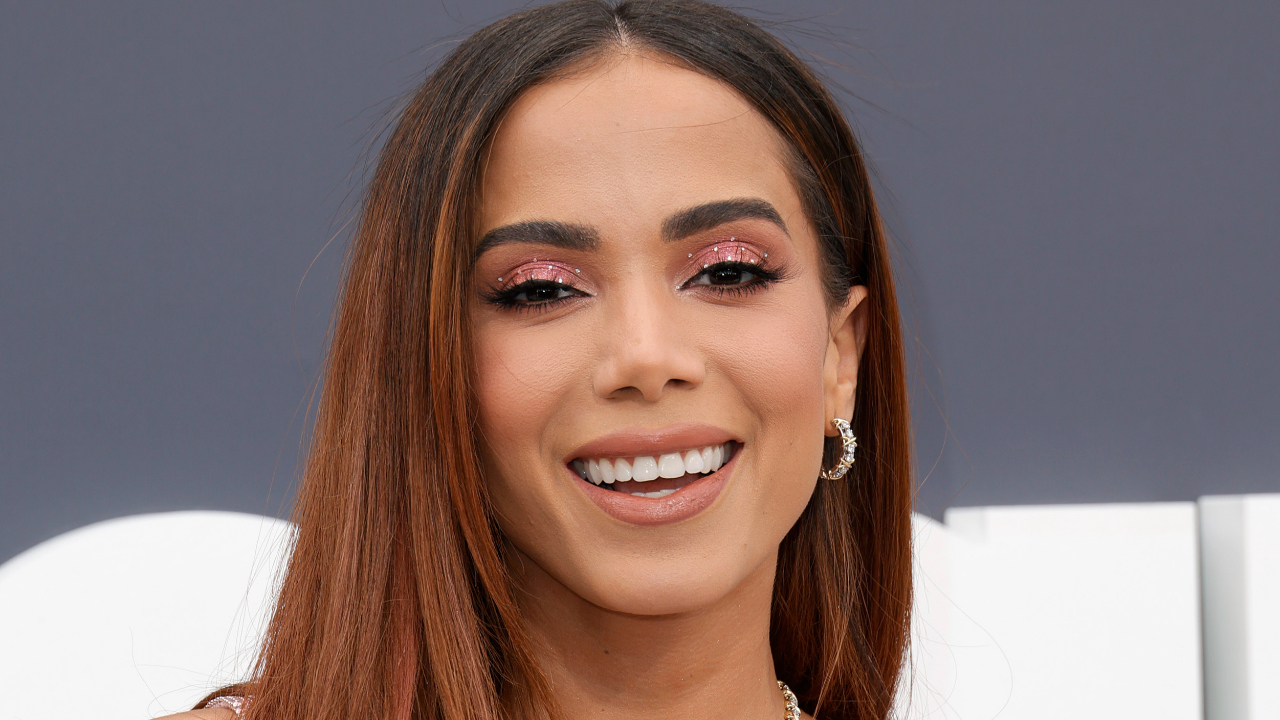 Anitta aposta em vestido brilhante grifado para o tapete vermelho do Billboard Music Awards