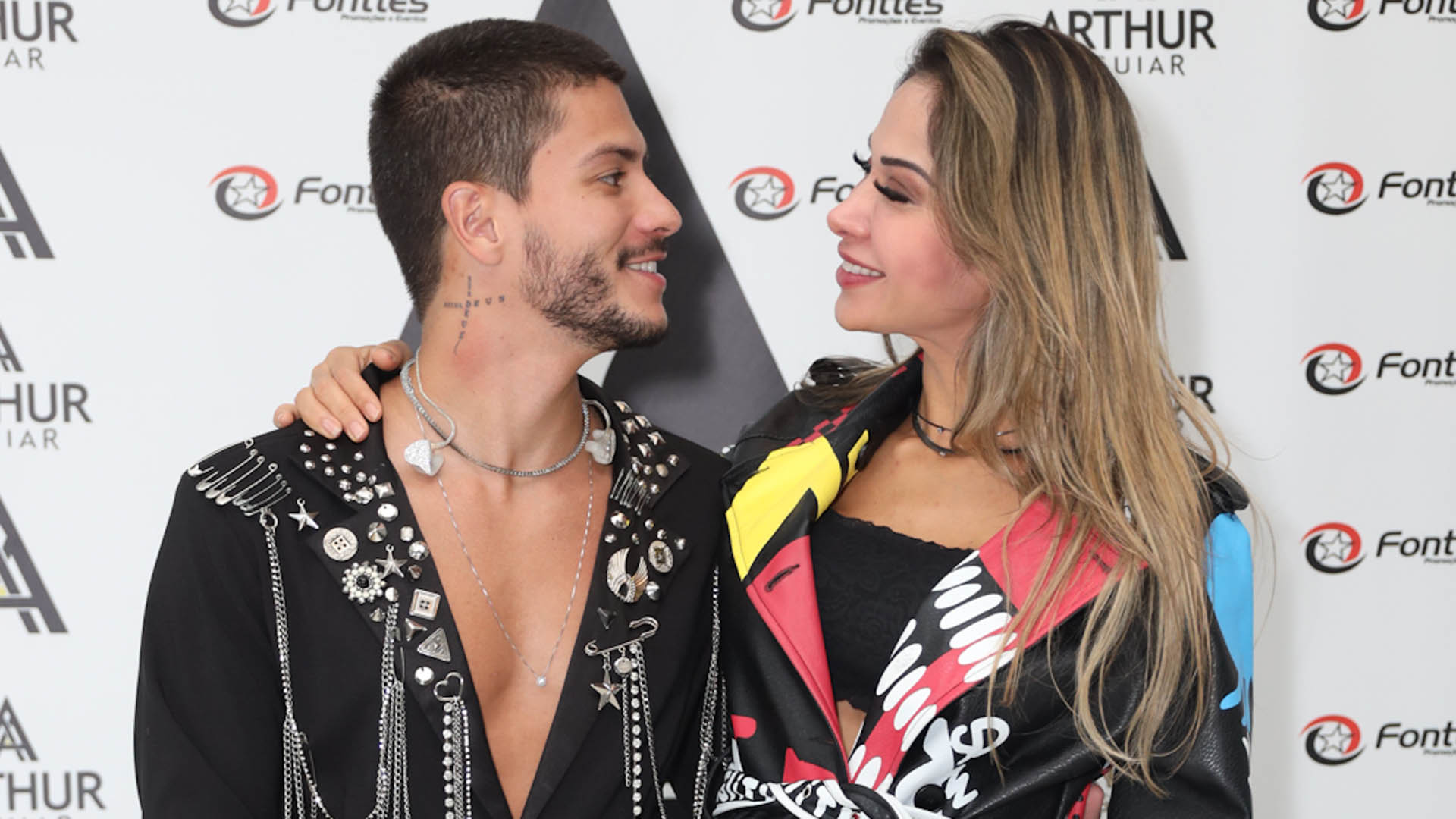 Arthur Aguiar faz tatuagem com nome de Maíra Cardi