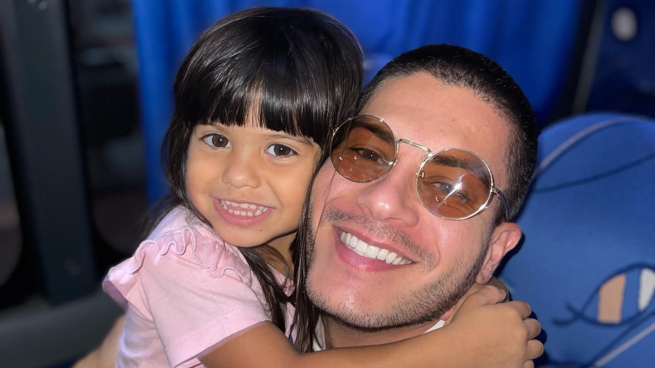 Arthur Aguiar e Sophia surgem dançando juntinhos em vídeo e derretem a web