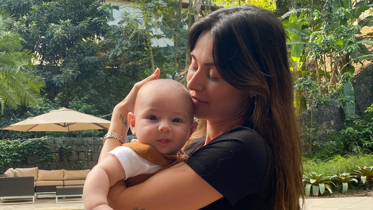 Thaila Ayala leva Francisco à praia e fala da alegria que é ser mãe dele