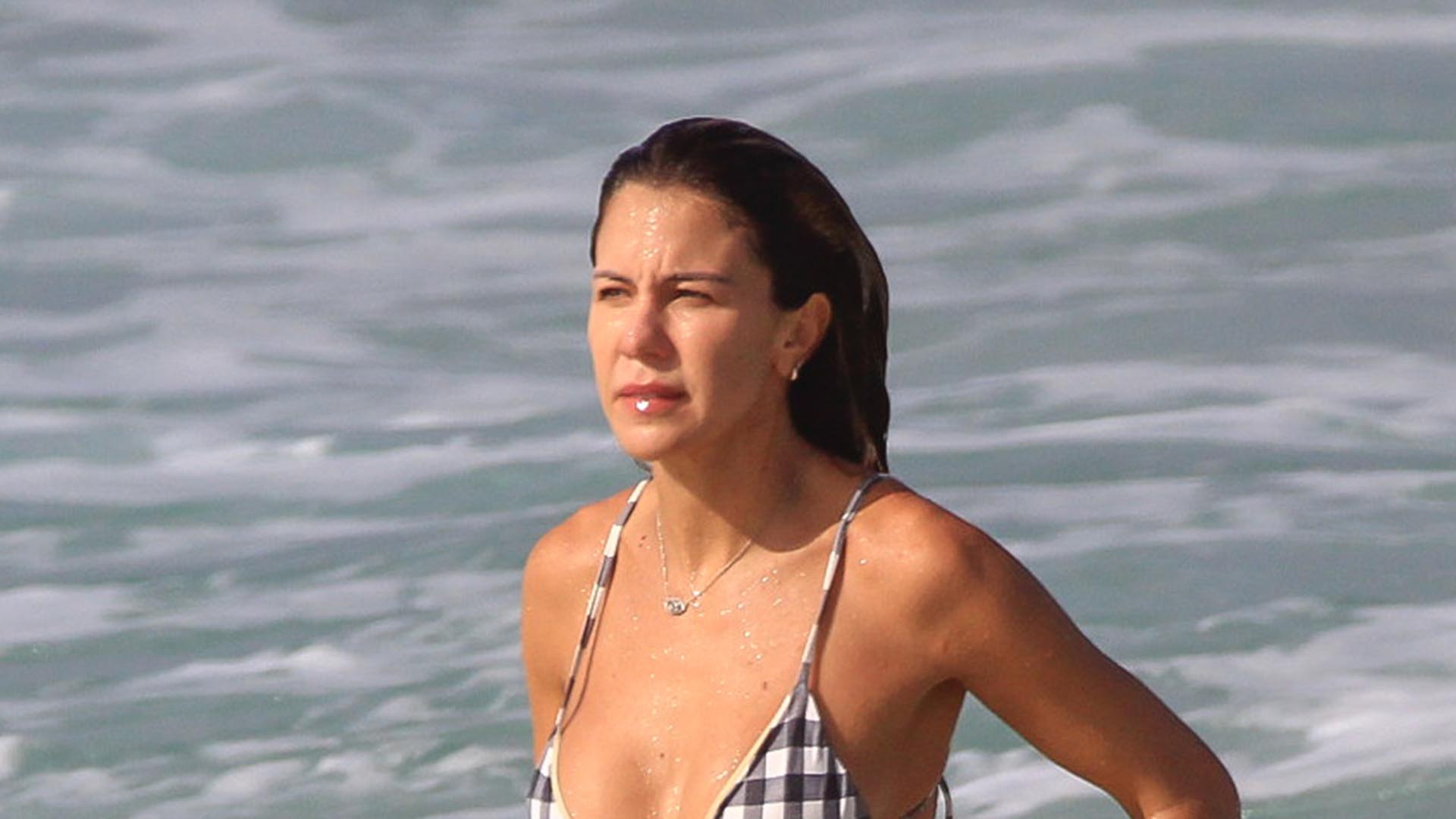 Bárbara Coelho, do Esporte Espetacular, curte dia na praia no RJ