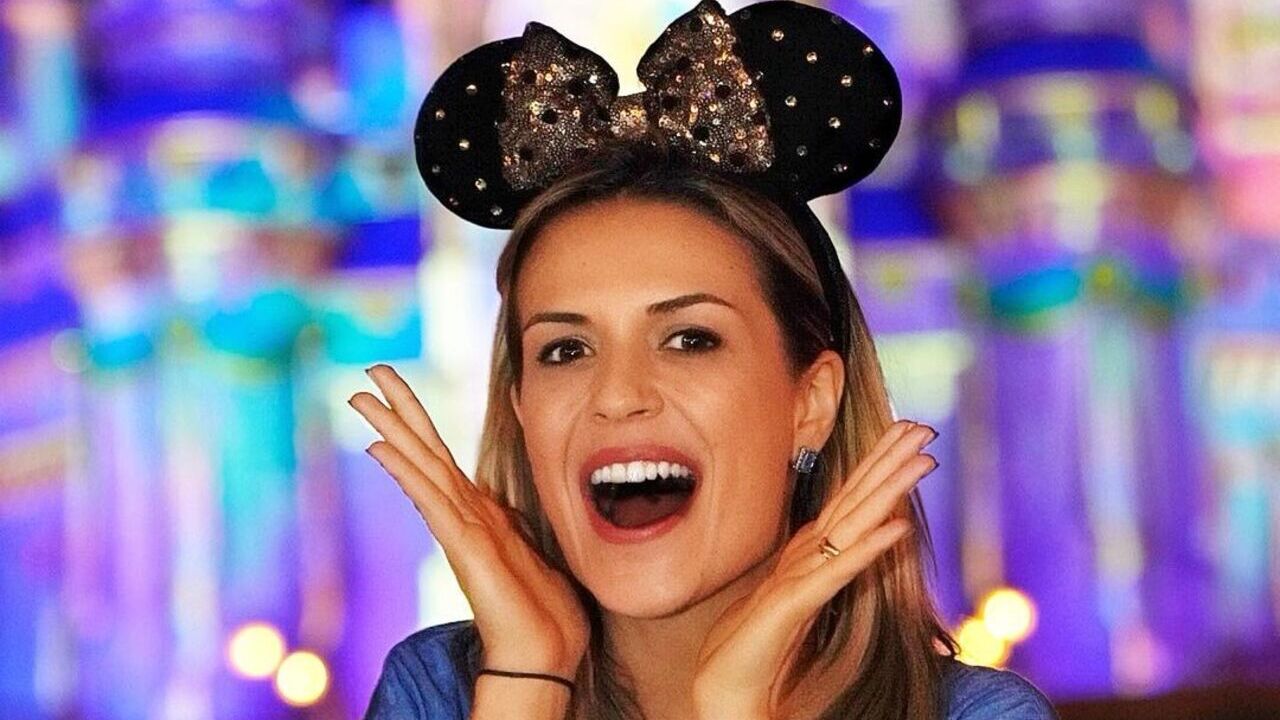 Beca Milano celebra sua primeira vez na Disney: ”Voltei a ser criança”