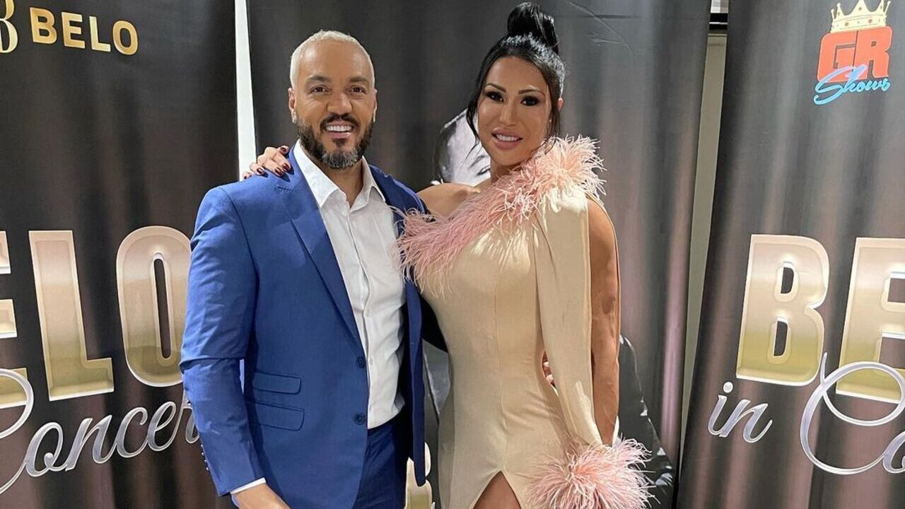 Gracyanne Barbosa abre espacate na mesa para Belo e choca