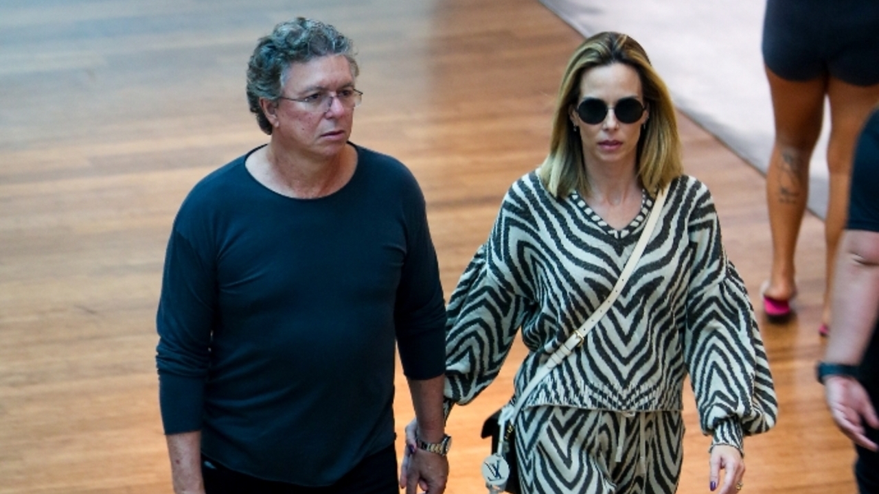 Recuperada da Covid-19, Ana Furtado anda de mãos dadas com Boninho em shopping