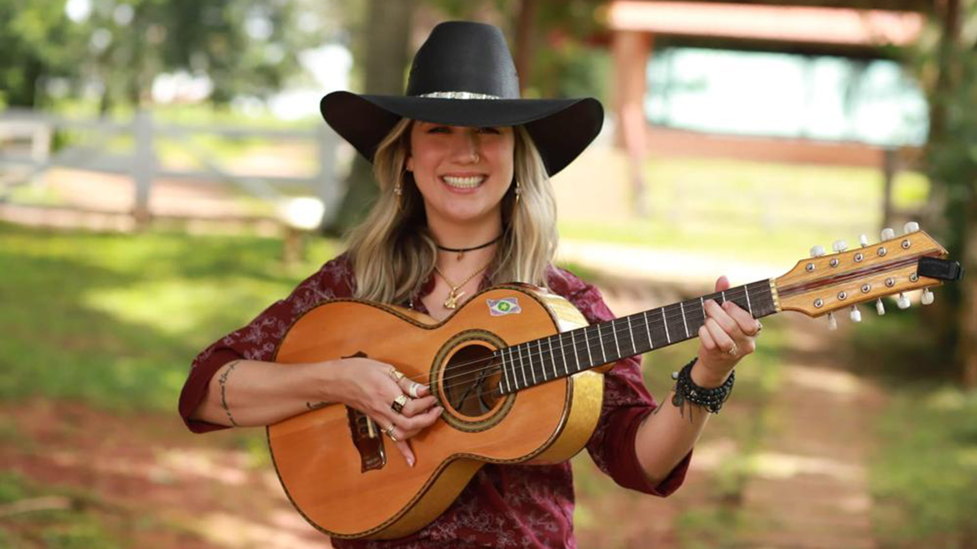 Bruna Viola celebra o lançamento do clipe da música ‘Bença’: ‘Tem muito sentimento’