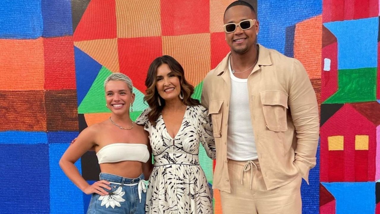 Bruna Linzmeyer posa com Fátima Bernardes e Leo Santana nos bastidores do ‘Encontro’