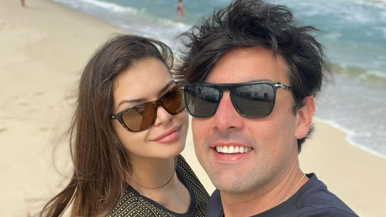 Em clima de romance, Bruno de Luca curte praia na companhia da namorada