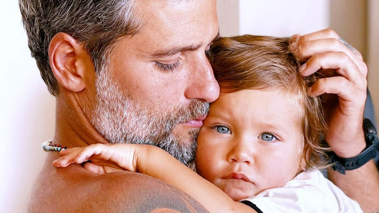 Bruno Gagliasso se derrete ao exibir Zyan brincando em galinheiro: ”Será que meu filho mais novo ama os animais?”