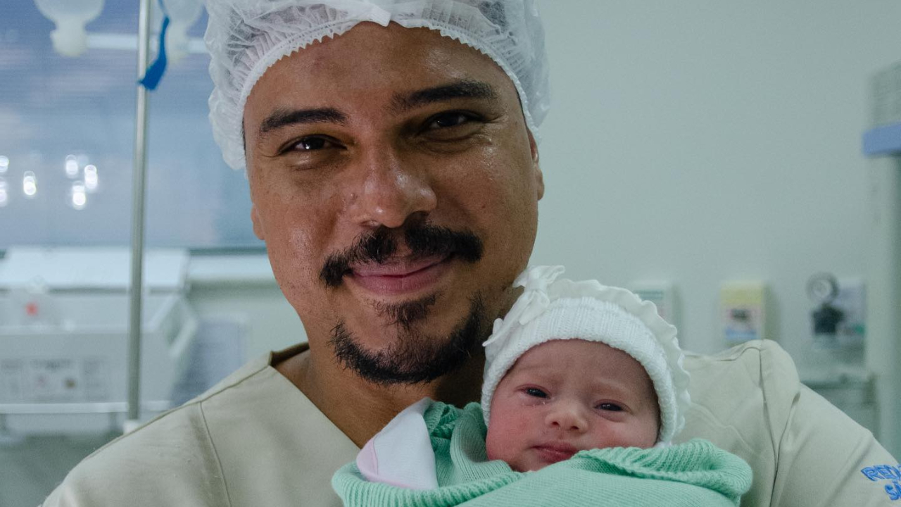 Bruno Cardoso celebra 1 mês da filha: ”Meu mundo ficou mais rosa”