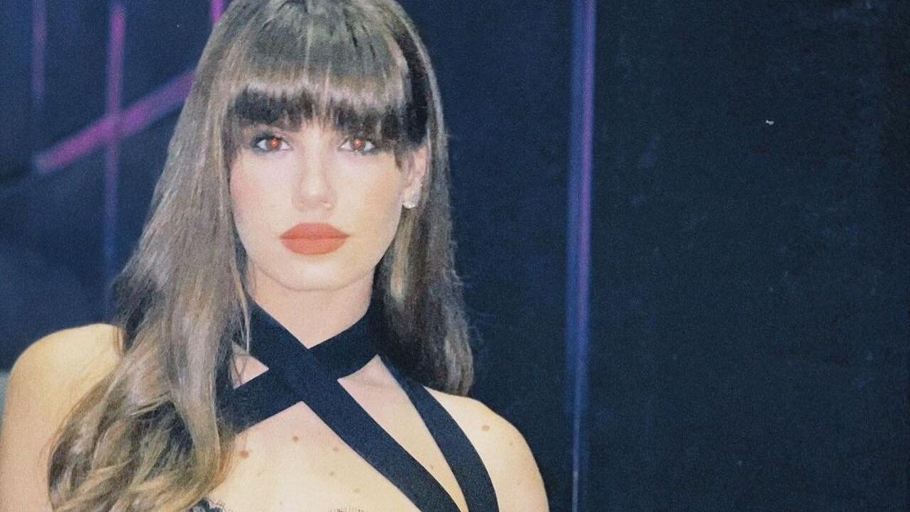 Camila Queiroz encanta ao mostrar o ‘filho’ na mala de viagem